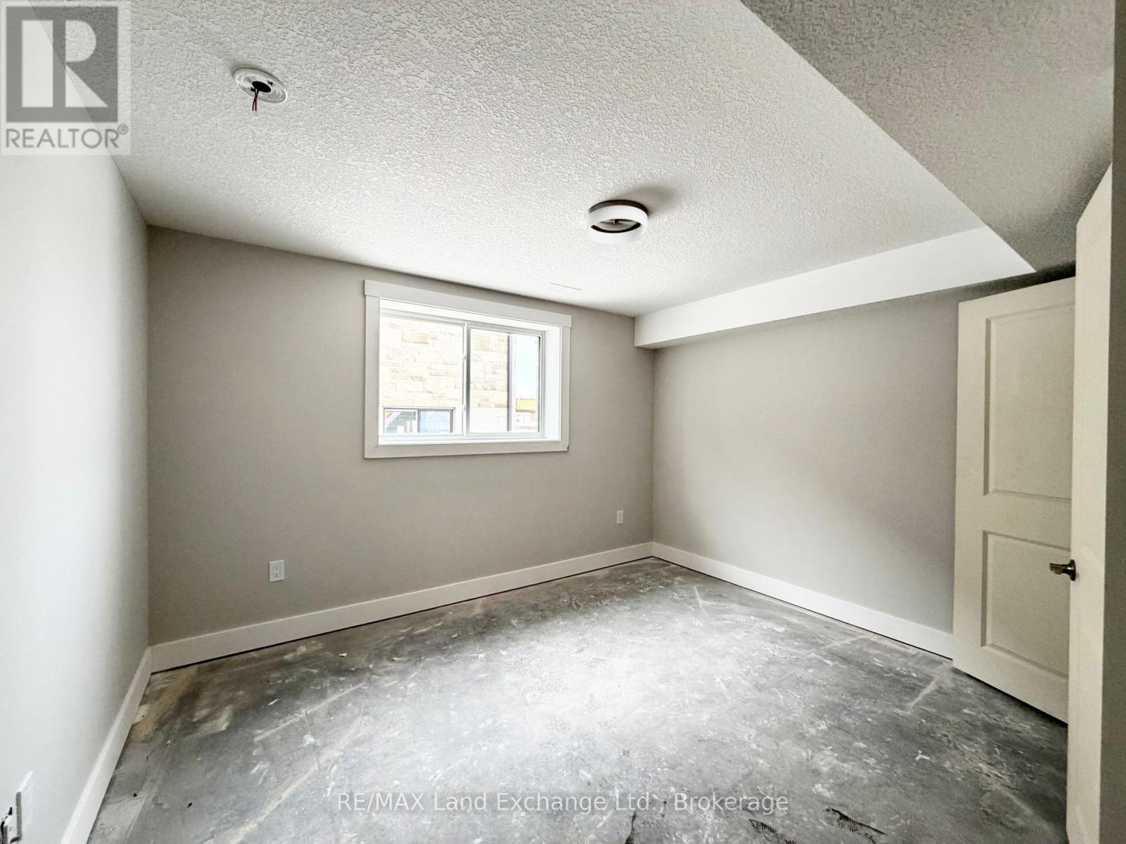 451 Burnside Street, Saugeen Shores, Ontario N0H 2C3 - Photo 9 - X12072308