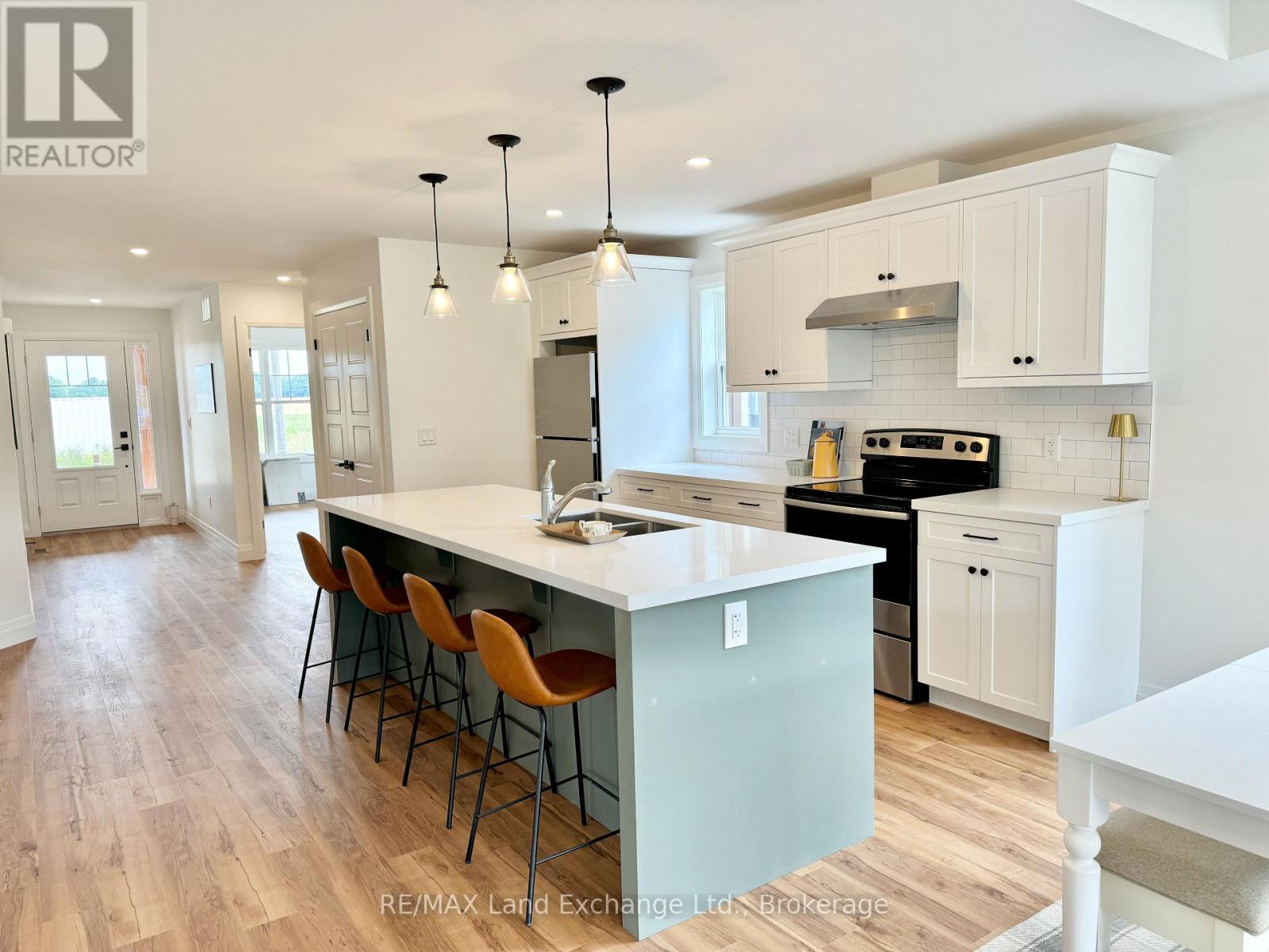 102 Eagle Court, Saugeen Shores, Ontario N0H 2C3 - Photo 4 - X12151576