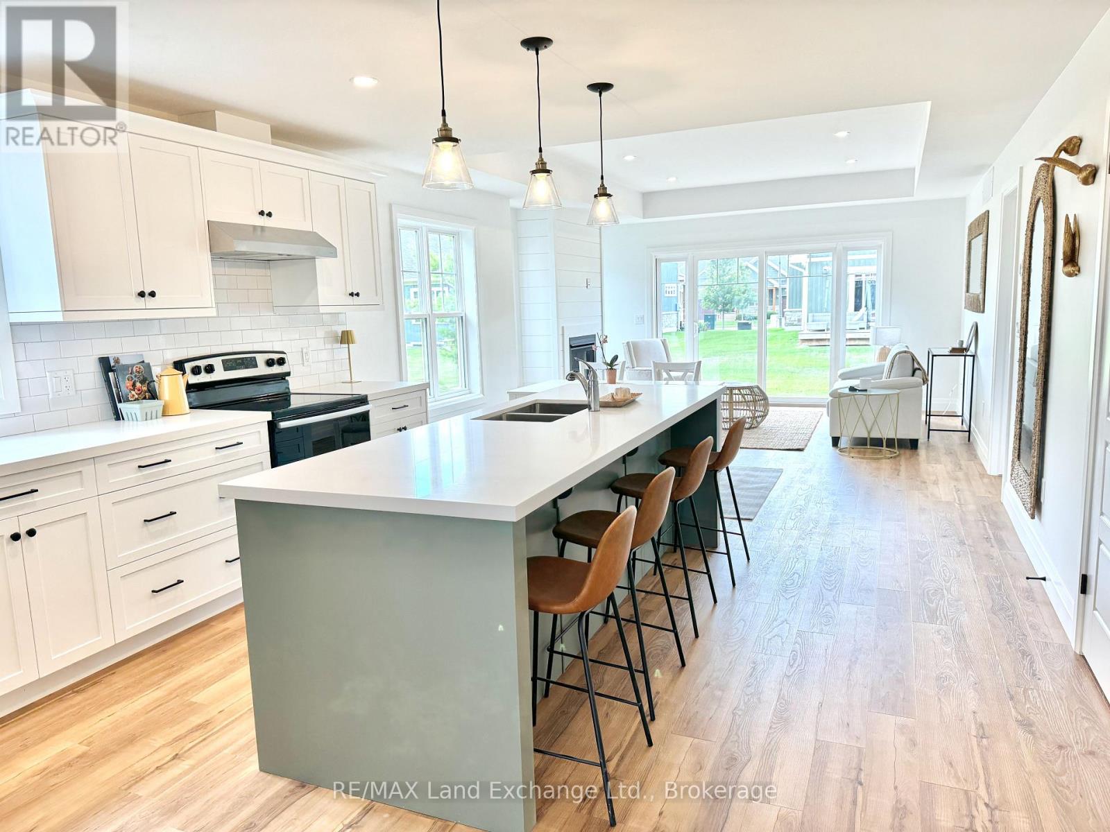 102 Eagle Court, Saugeen Shores, Ontario N0H 2C3 - Photo 5 - X12151576