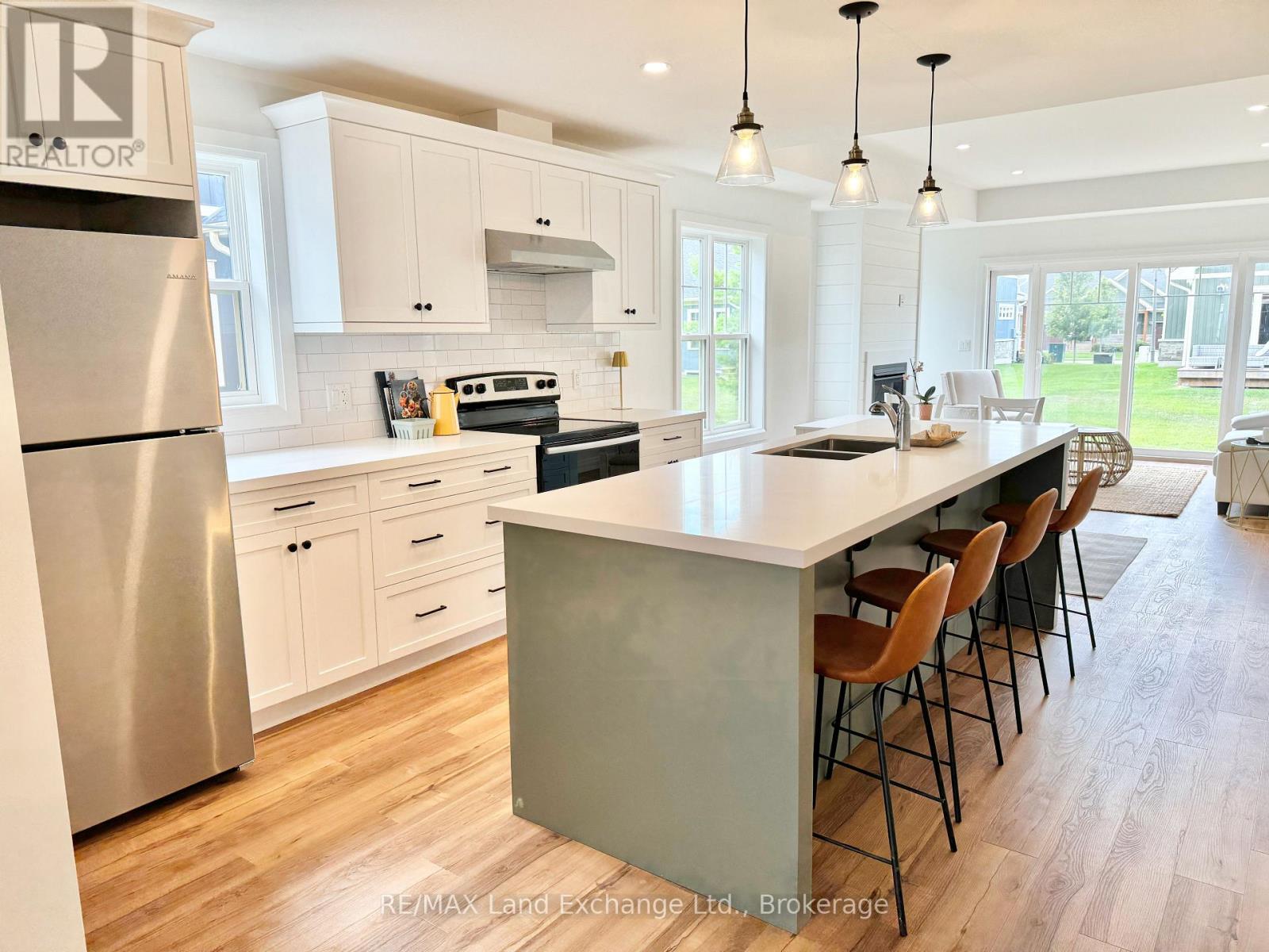 102 Eagle Court, Saugeen Shores, Ontario N0H 2C3 - Photo 6 - X12151576