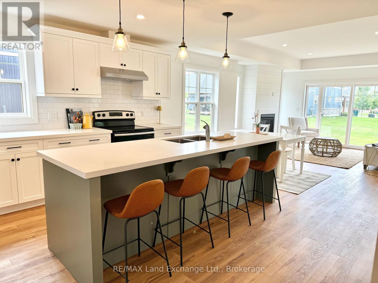 102 Eagle Court, Saugeen Shores, Ontario N0H 2C3 - Photo 7 - X12151576