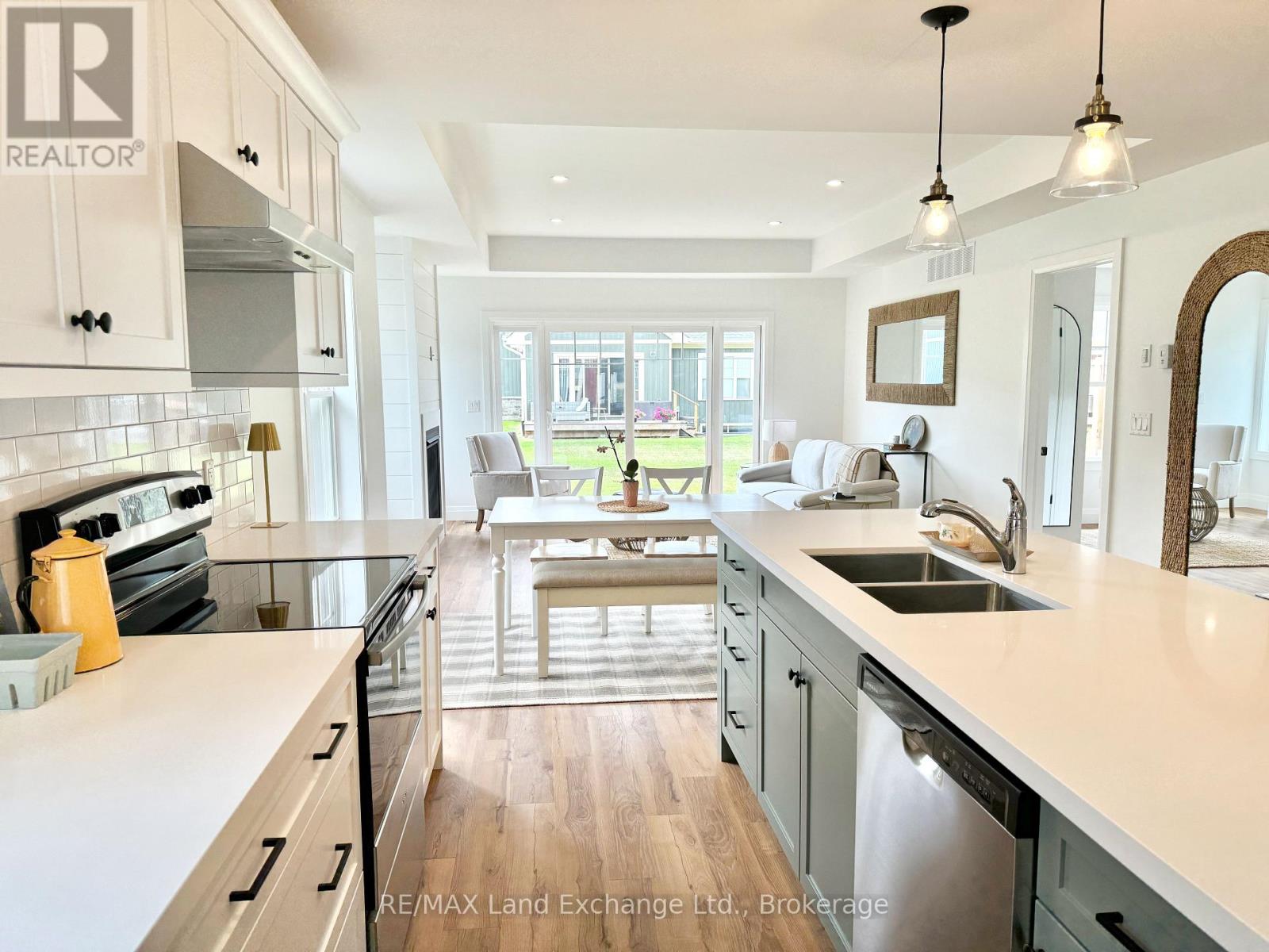 102 Eagle Court, Saugeen Shores, Ontario N0H 2C3 - Photo 8 - X12151576