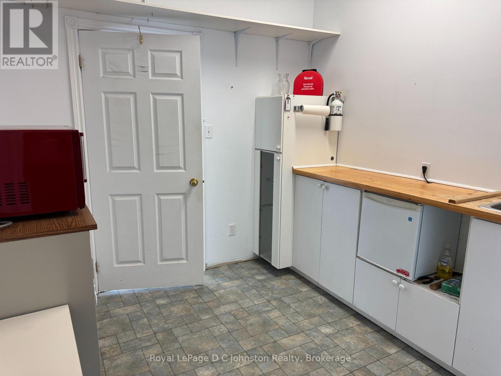 140 High Street, Saugeen Shores, Ontario N0H 2L0 - Photo 9 - X12194396