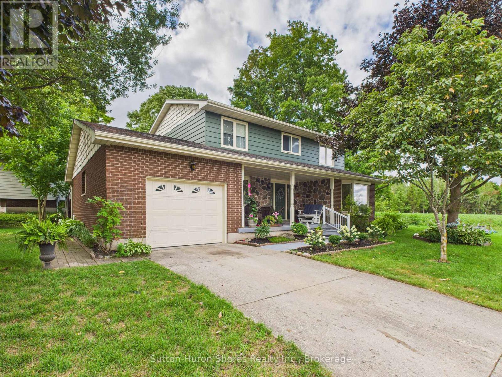341 Wellington Street, Saugeen Shores, Ontario N0H 2C4 - Photo 2 - X12367579