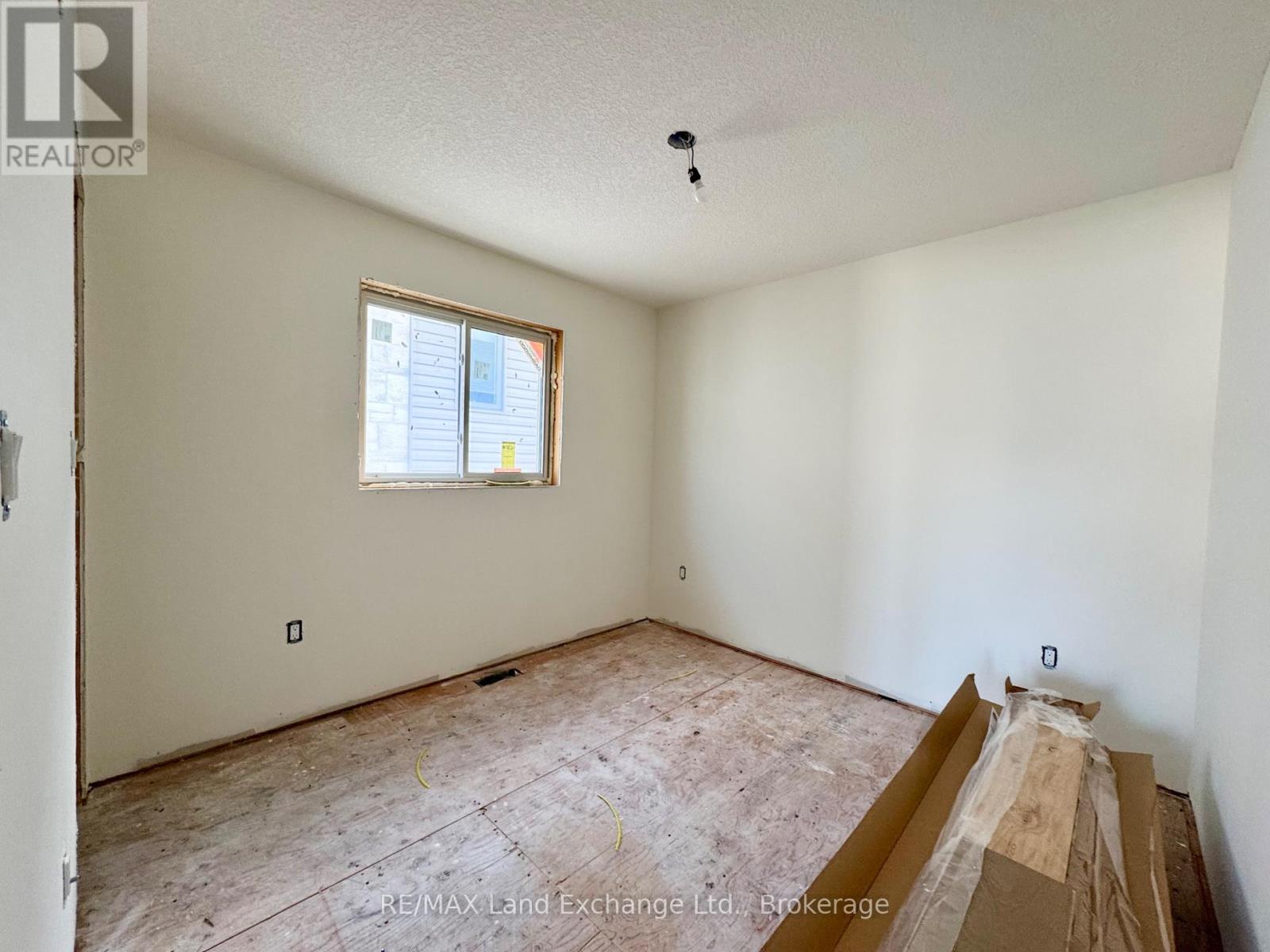 448 Burnside Street, Saugeen Shores, Ontario N0H 2C3 - Photo 4 - X12443427