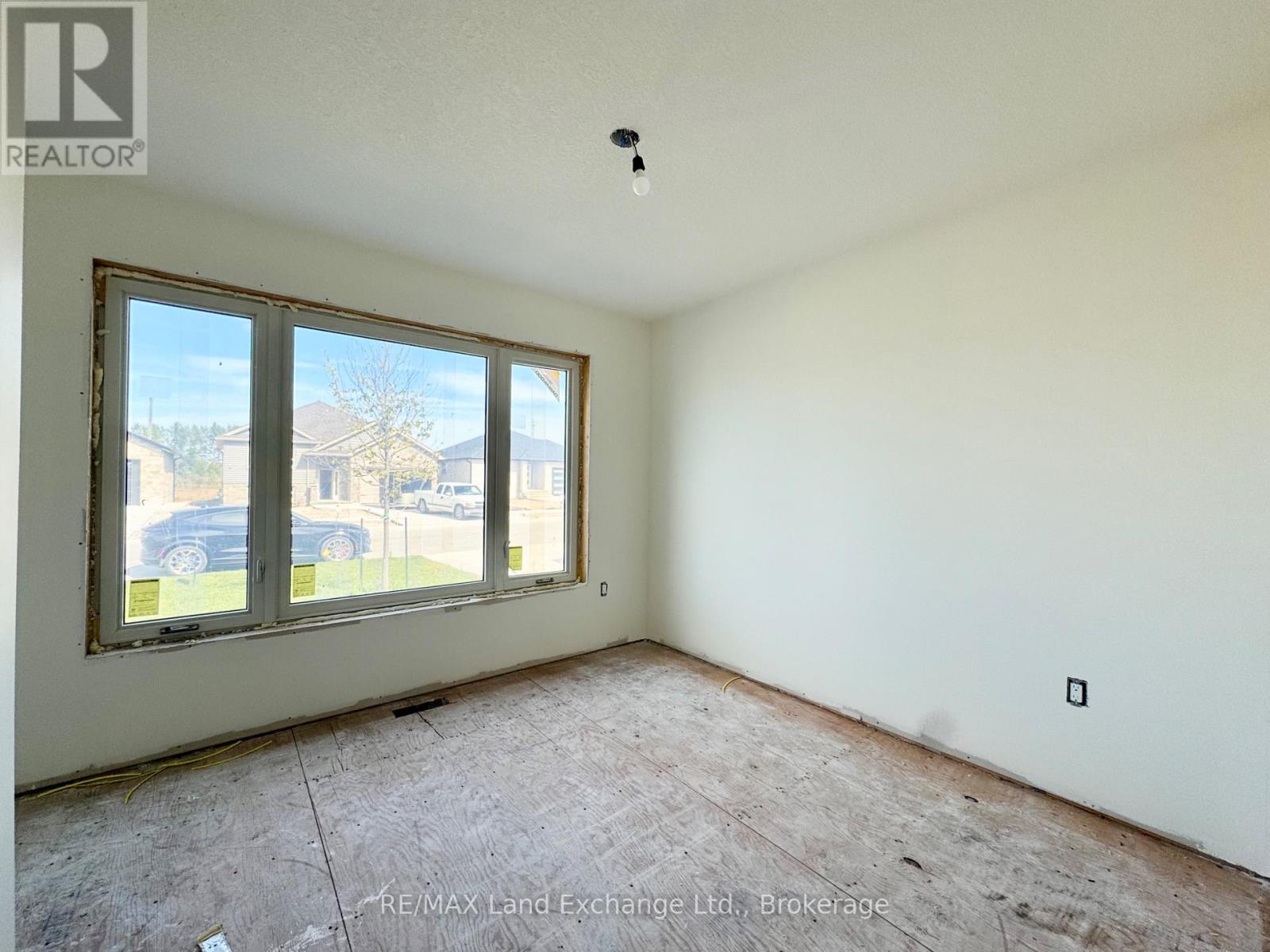 448 Burnside Street, Saugeen Shores, Ontario N0H 2C3 - Photo 5 - X12443427