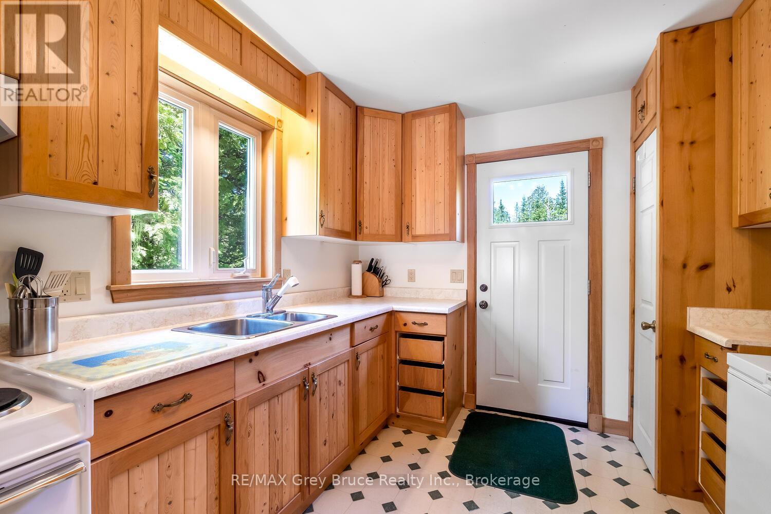 159 Zorra Drive, Northern Bruce Peninsula, Ontario N0H 2R0 - Photo 5 - X12732682