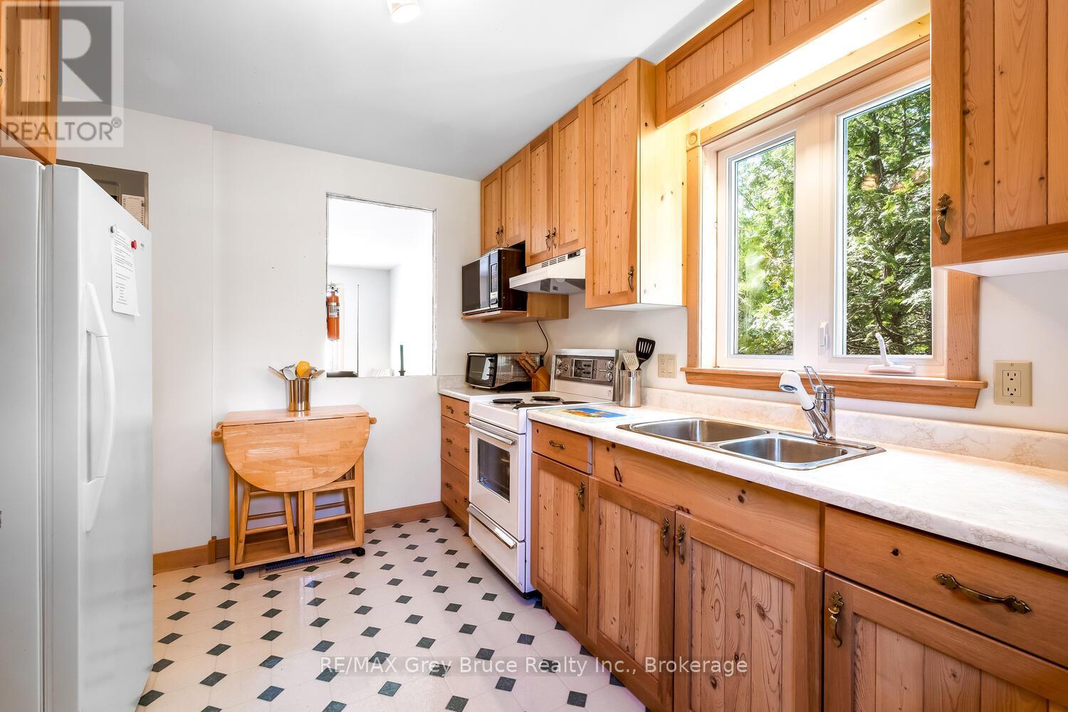 159 Zorra Drive, Northern Bruce Peninsula, Ontario N0H 2R0 - Photo 6 - X12732682