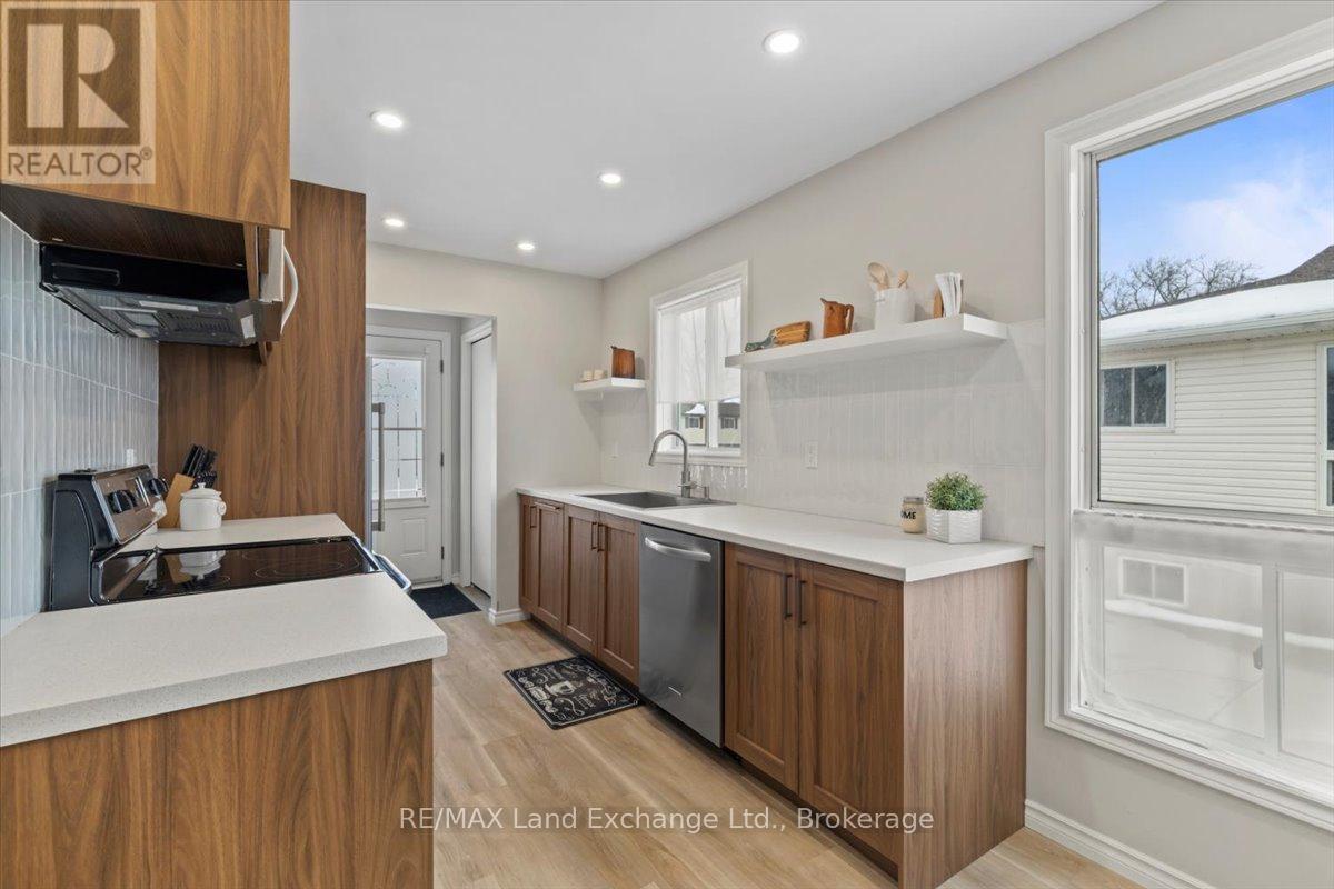 283 Bricker Street, Saugeen Shores, Ontario N0H 2C1 - Photo 5 - X12823962