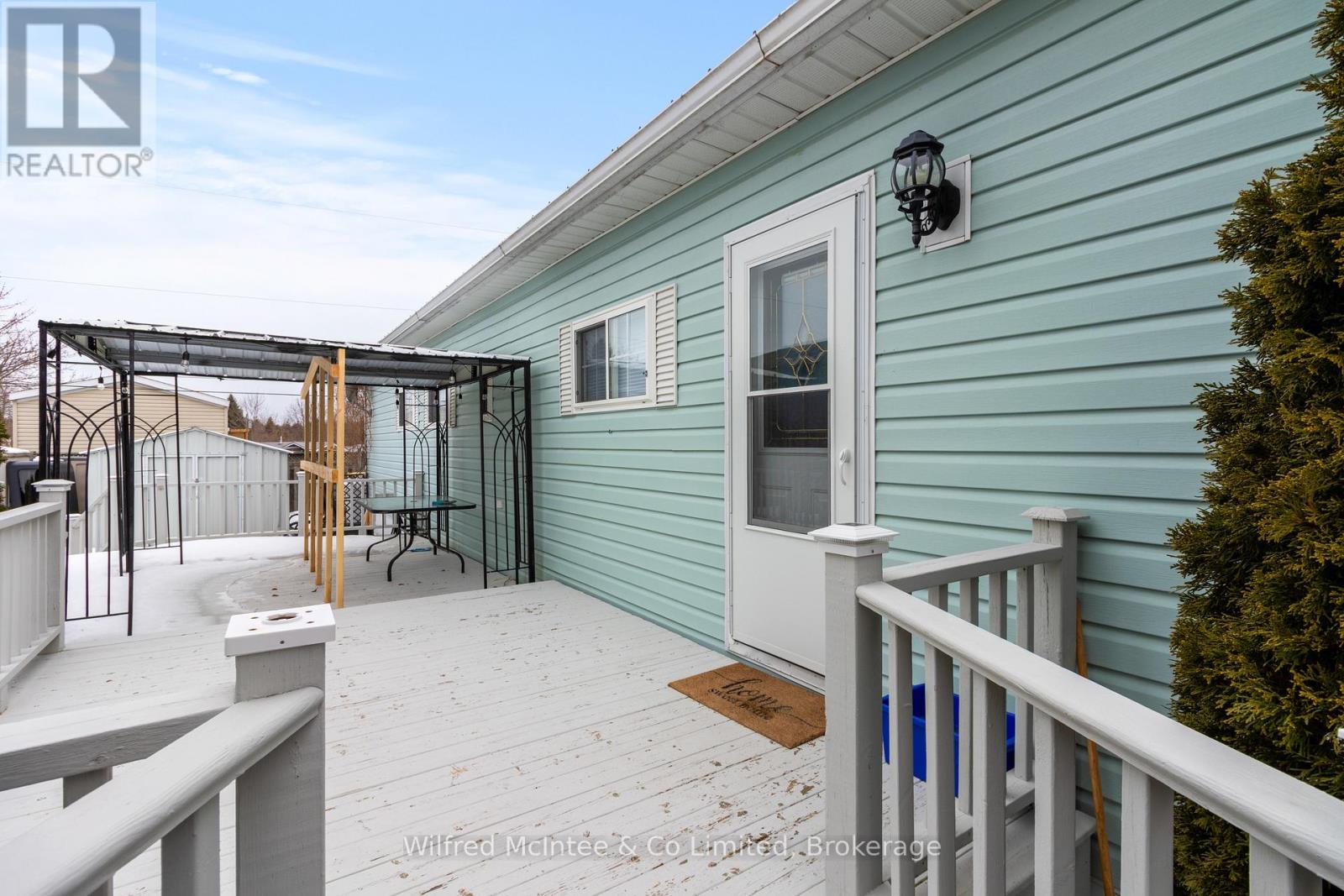 70 Applewood Boulevard, Kincardine, Ontario N0H 2T0 - Photo 2 - X12868156