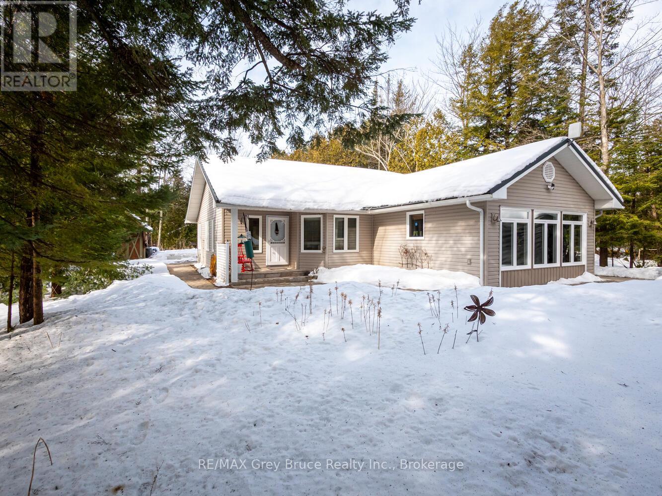 612 York Avenue, South Bruce Peninsula, Ontario N0H 2G0 - Photo 2 - X12926512