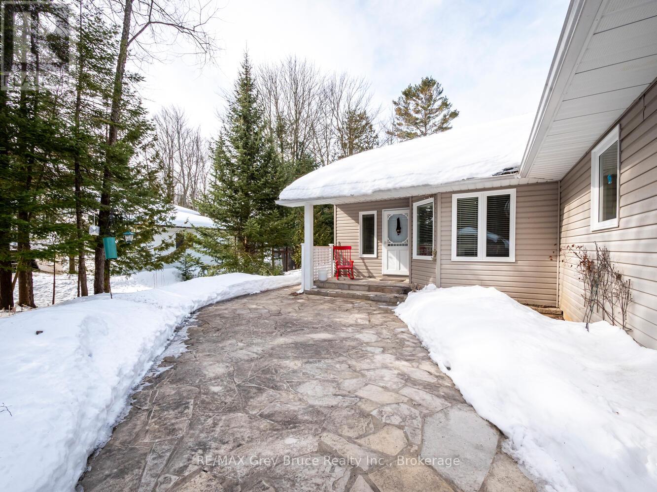 612 York Avenue, South Bruce Peninsula, Ontario N0H 2G0 - Photo 3 - X12926512