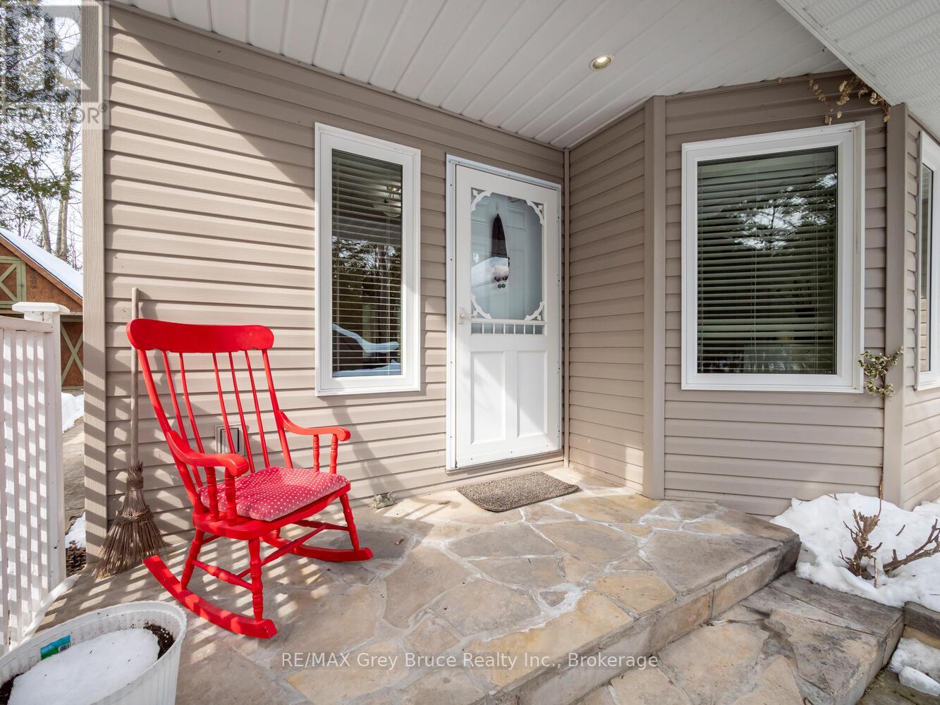 612 York Avenue, South Bruce Peninsula, Ontario N0H 2G0 - Photo 4 - X12926512