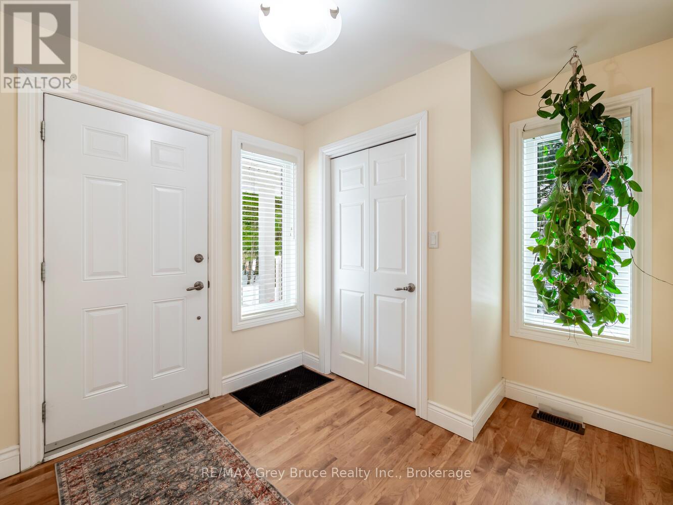 612 York Avenue, South Bruce Peninsula, Ontario N0H 2G0 - Photo 5 - X12926512