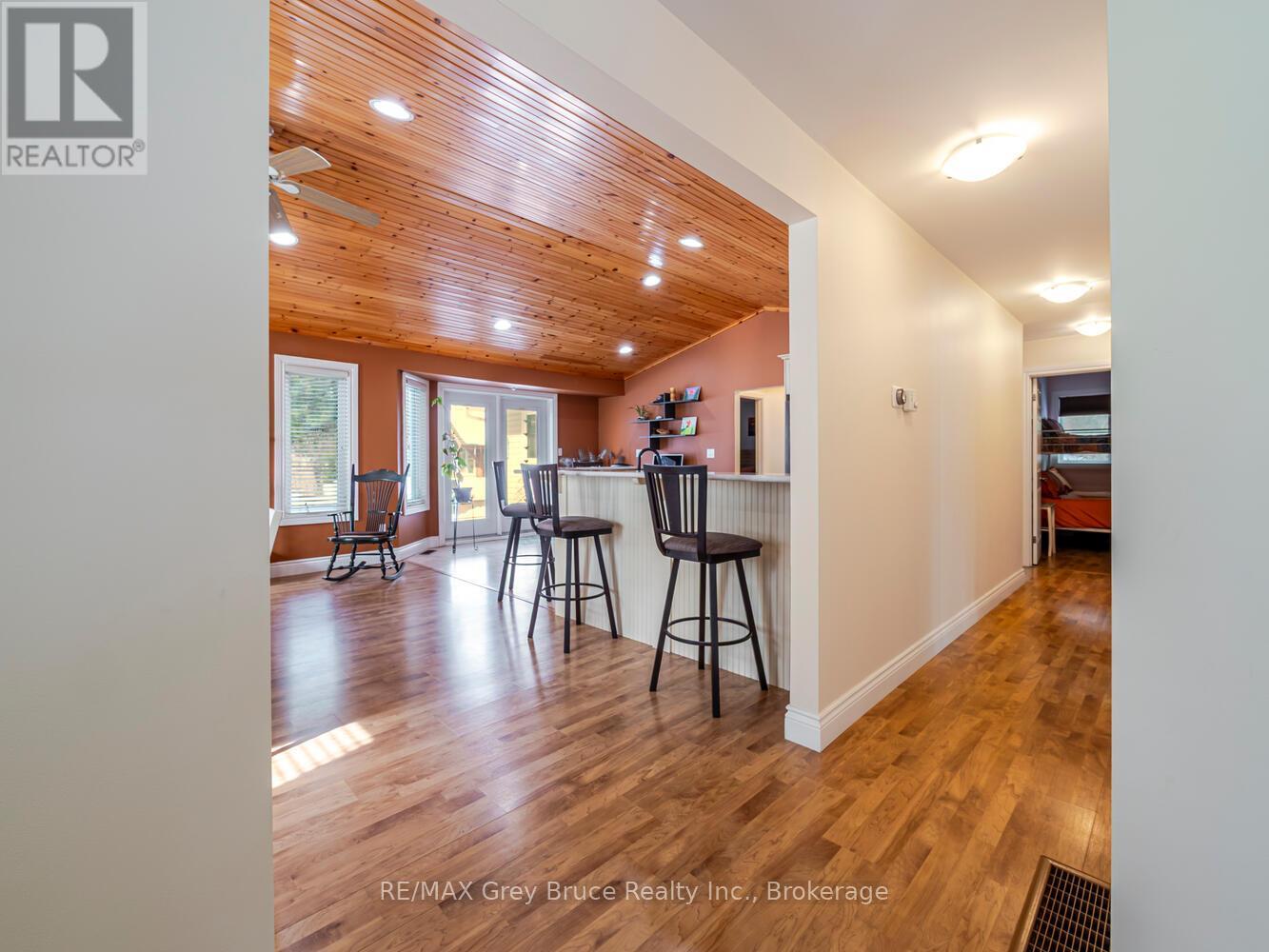 612 York Avenue, South Bruce Peninsula, Ontario N0H 2G0 - Photo 6 - X12926512