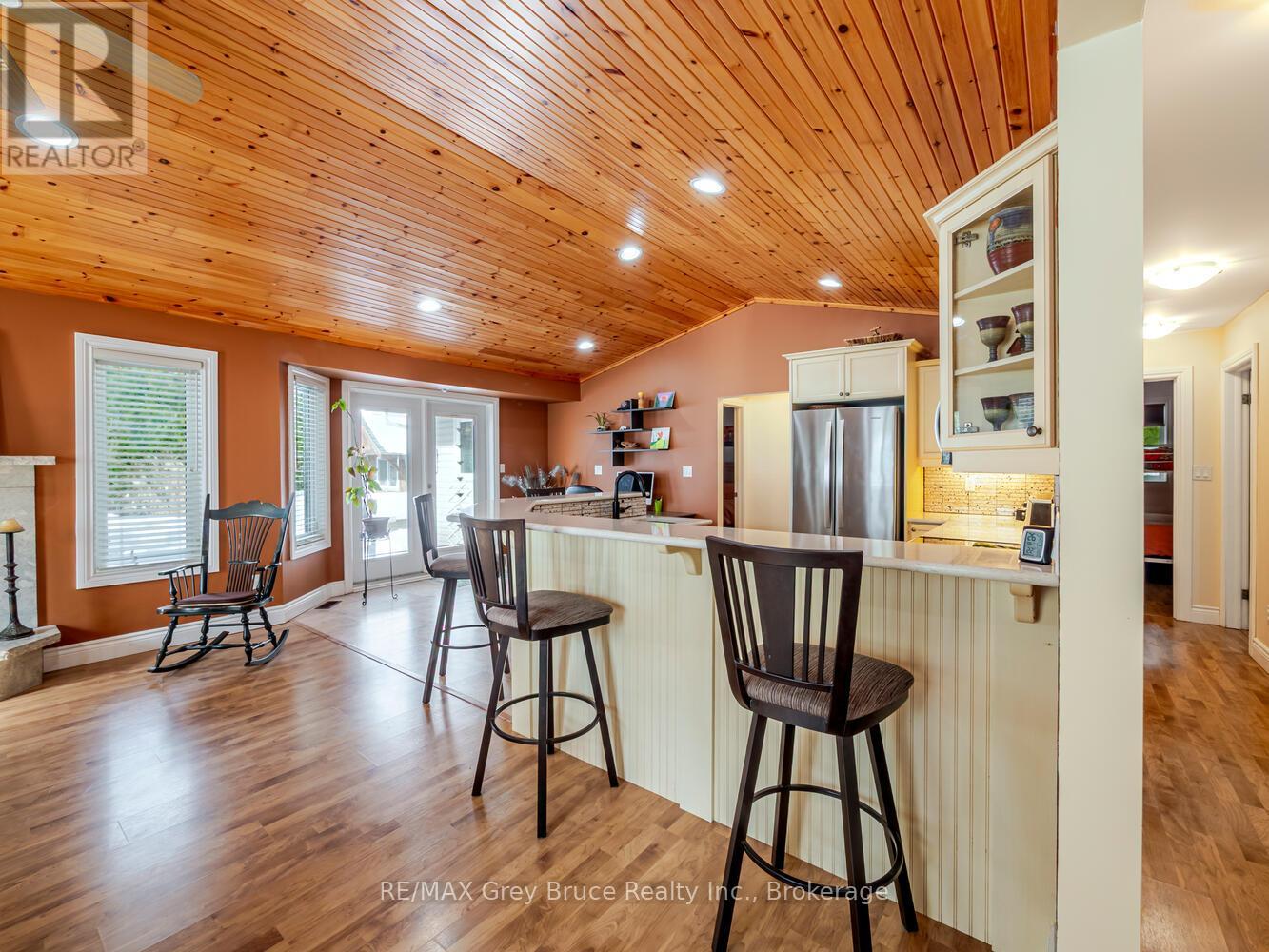 612 York Avenue, South Bruce Peninsula, Ontario N0H 2G0 - Photo 7 - X12926512