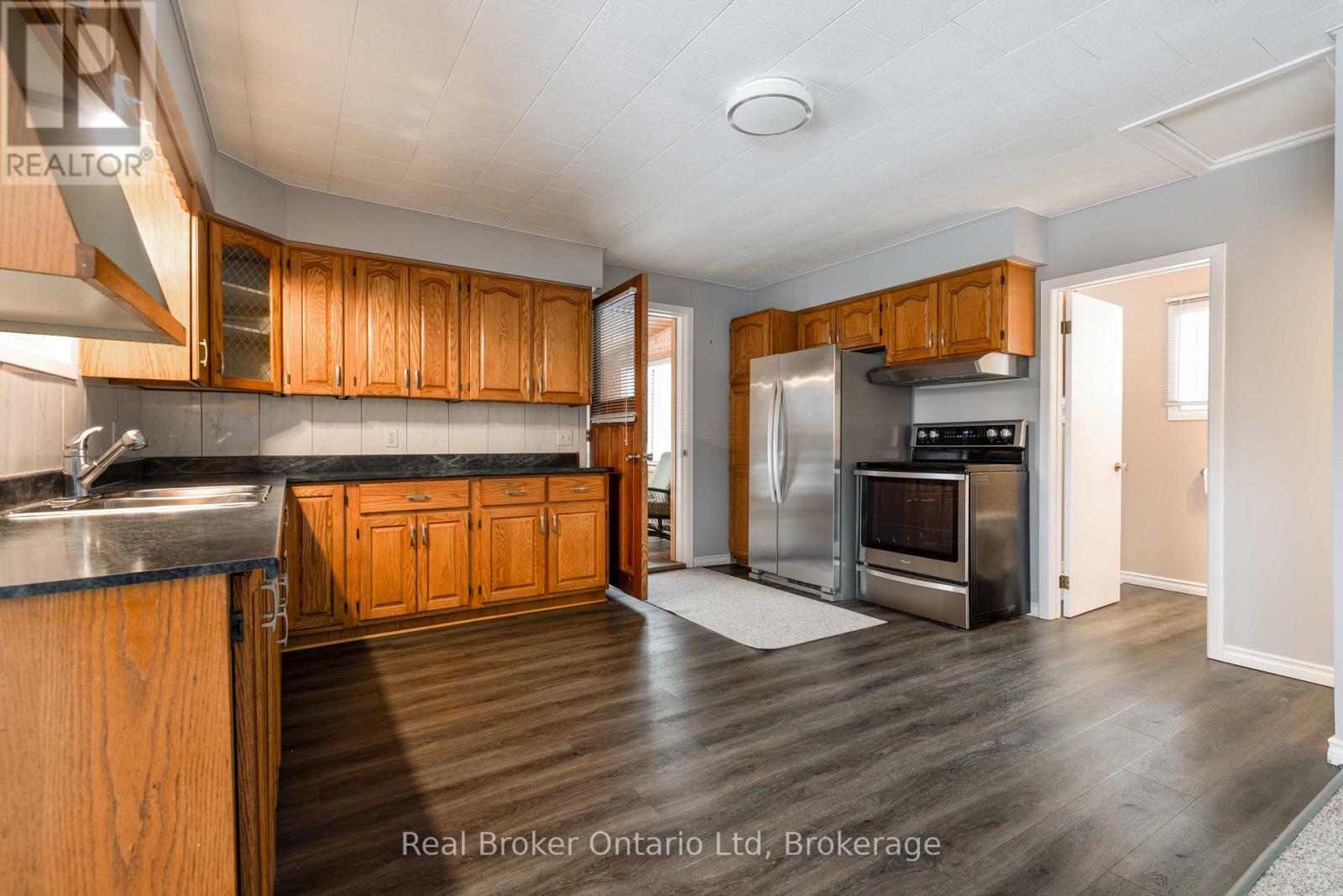 16 Twin River Drive N, South Bruce Peninsula, Ontario N0H 2T0 - Photo 4 - X12927748