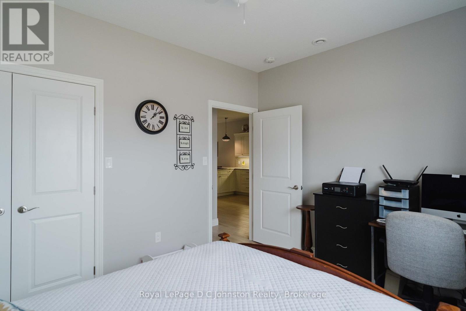 1062 Waterloo Street, Saugeen Shores, Ontario N0H 2C3 - Photo 6 - X12941452