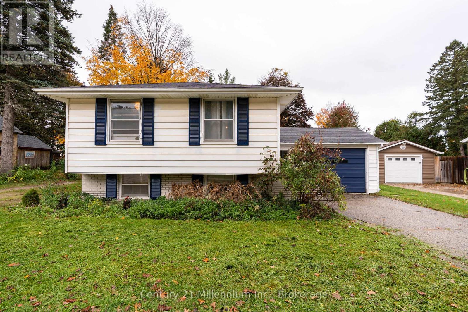 698 Gustavus Street, Saugeen Shores, Ontario N0H 2C0 - Photo 2 - X12952850