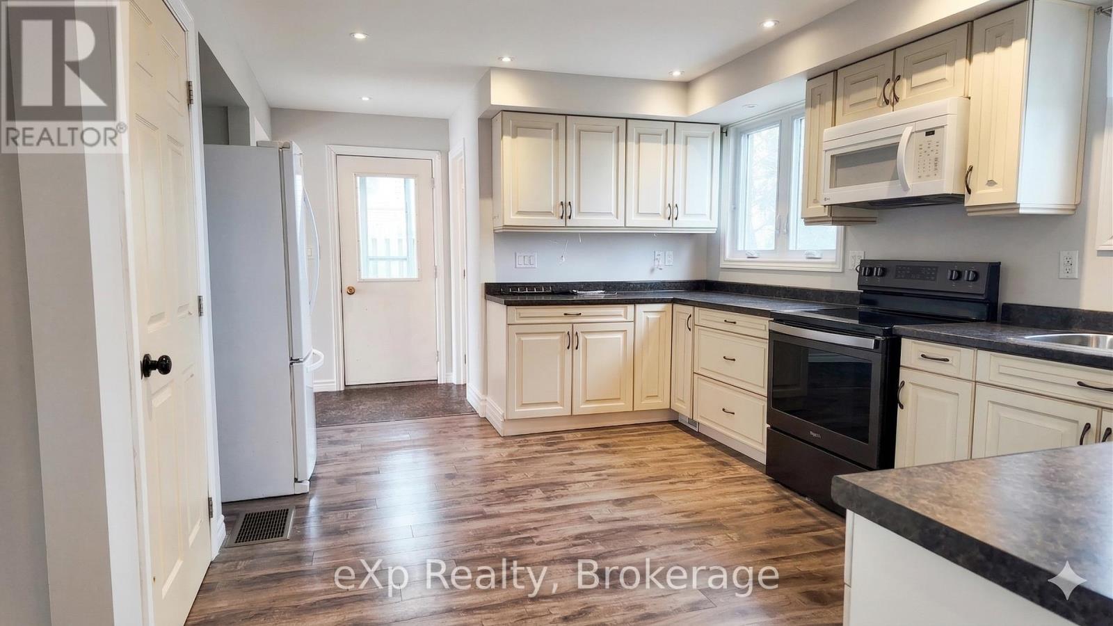 526 Thede Drive, Saugeen Shores, Ontario N0H 2C4 - Photo 4 - X12964894