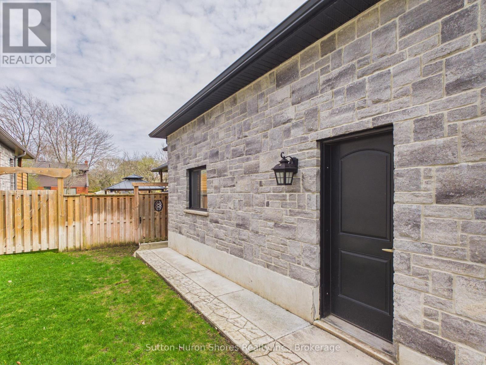 345 Ray Street, Saugeen Shores, Ontario N0H 2C1 - Photo 4 - X13076820