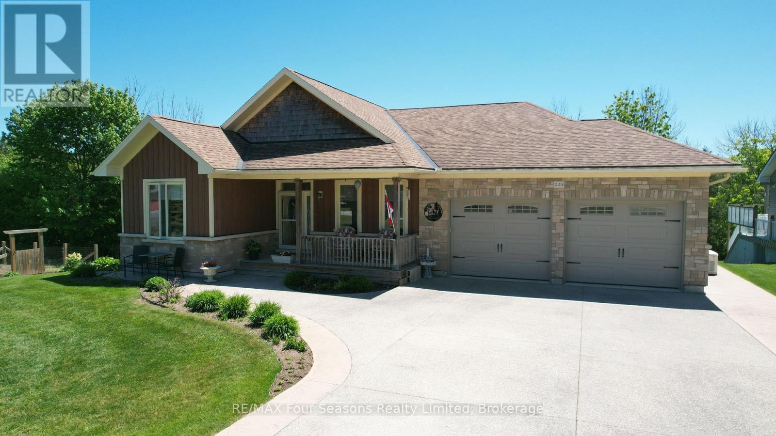229 S Rankin Street, Saugeen Shores, Ontario N0H 2L0 - Photo 2 - X13258430
