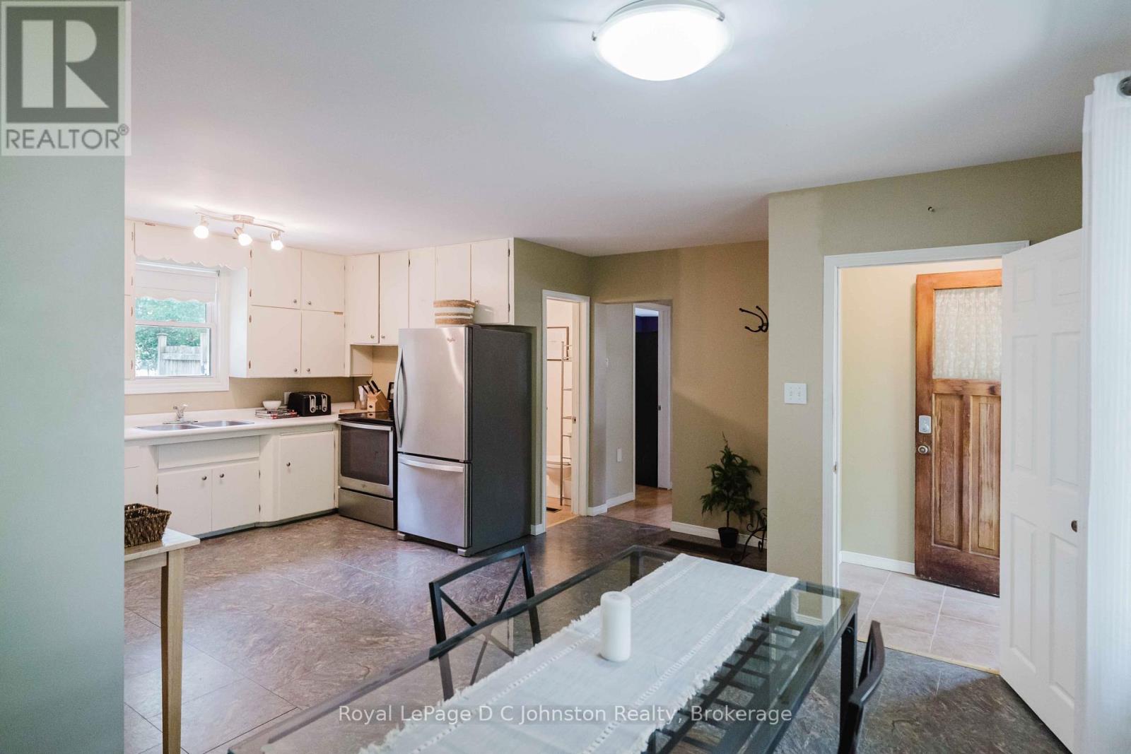 561 Wellington Street, Saugeen Shores, Ontario N0H 2C4 - Photo 5 - X13424010