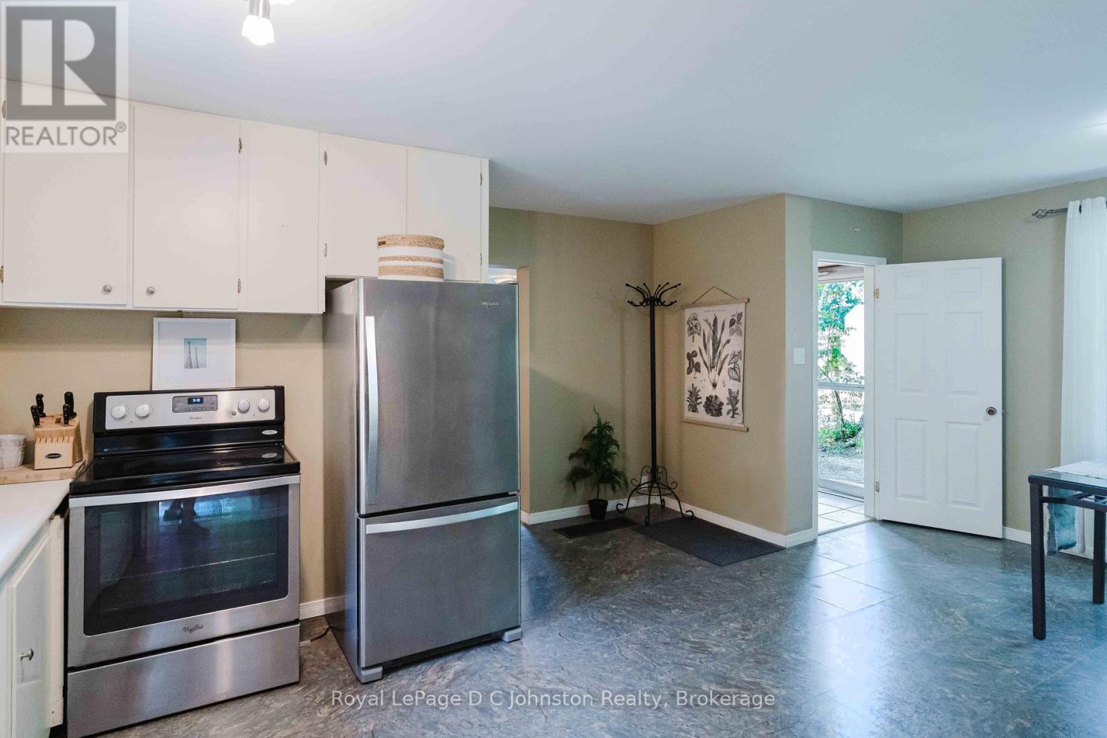 561 Wellington Street, Saugeen Shores, Ontario N0H 2C4 - Photo 6 - X13424010