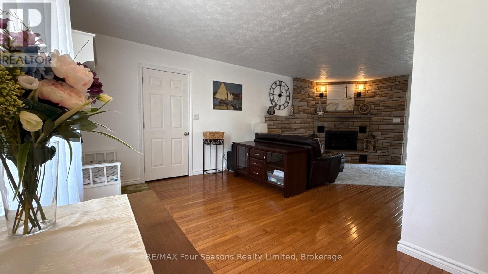 397 Falconer Street, Saugeen Shores, Ontario N0H 2C2 - Photo 5 - X13452500