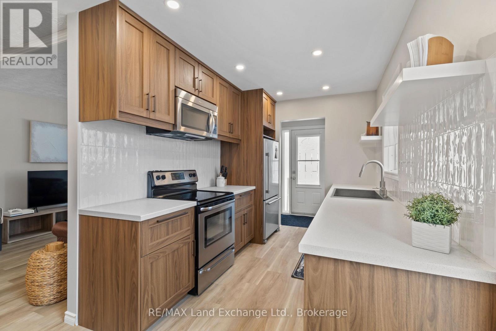 283 Bricker Street, Saugeen Shores, Ontario N0H 2C1 - Photo 3 - X13513470