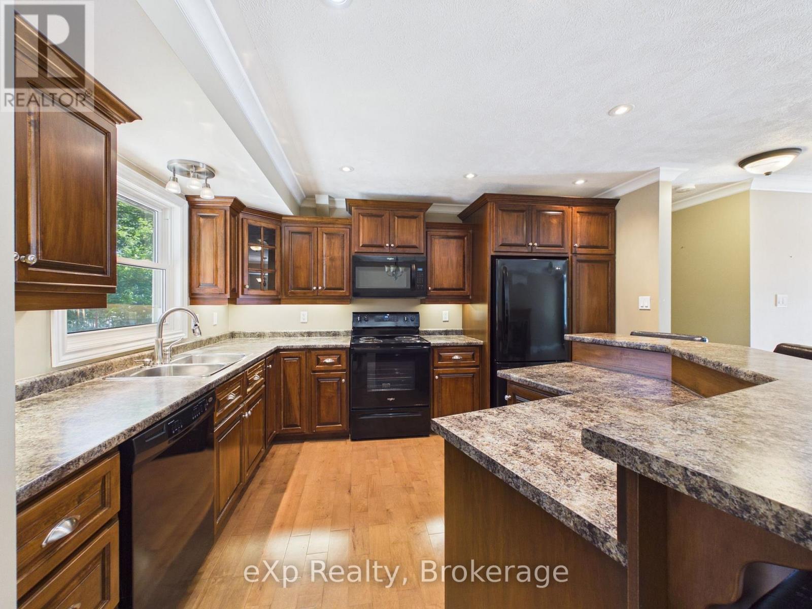 1024 Wellington Street, Saugeen Shores, Ontario N0H 2C3 - Photo 8 - X13564950