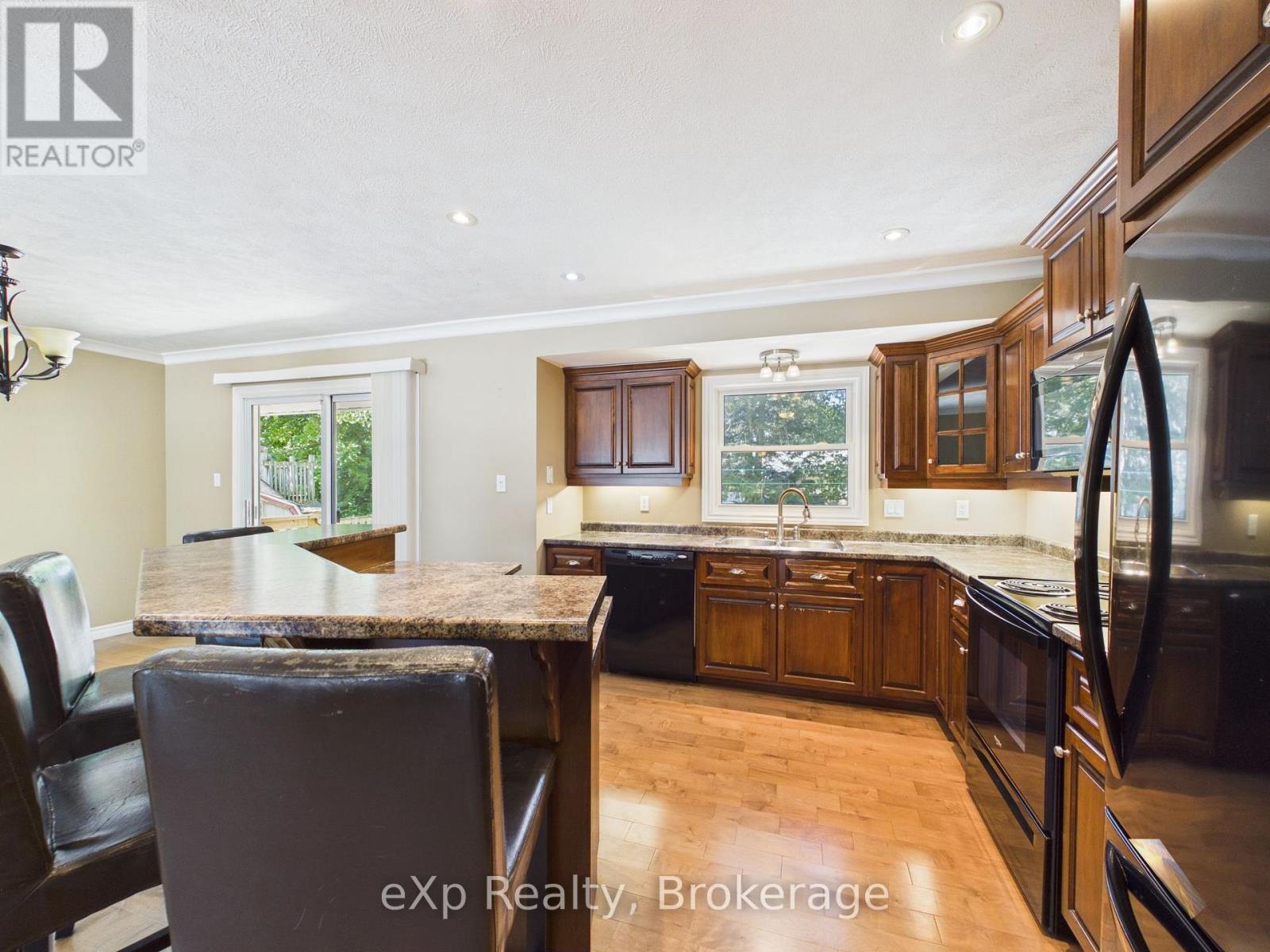 1024 Wellington Street, Saugeen Shores, Ontario N0H 2C3 - Photo 9 - X13564950
