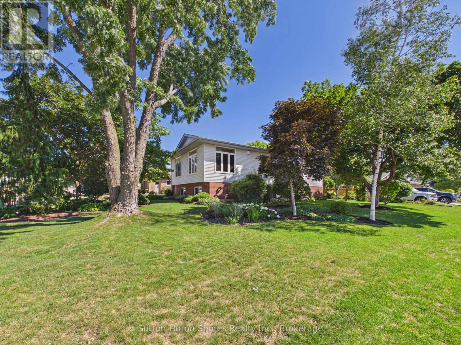 762 Bradford Street, Saugeen Shores, Ontario N0H 2C4 - Photo 3 - X13607938