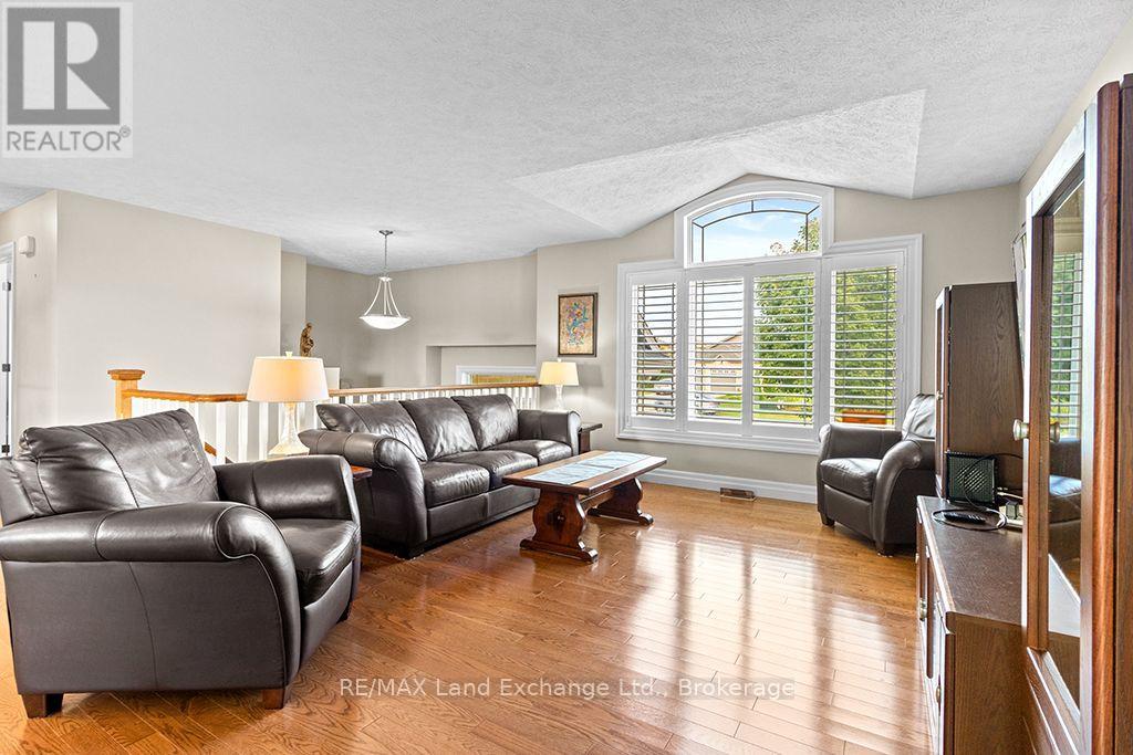 298 Stickel Street, Saugeen Shores, Ontario N0H 2C1 - Photo 5 - X13681222