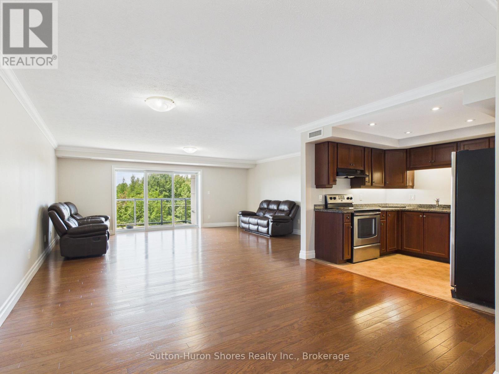 402 - 221 Adelaide Street, Saugeen Shores, Ontario N0H 2L0 - Photo 2 - X13689832