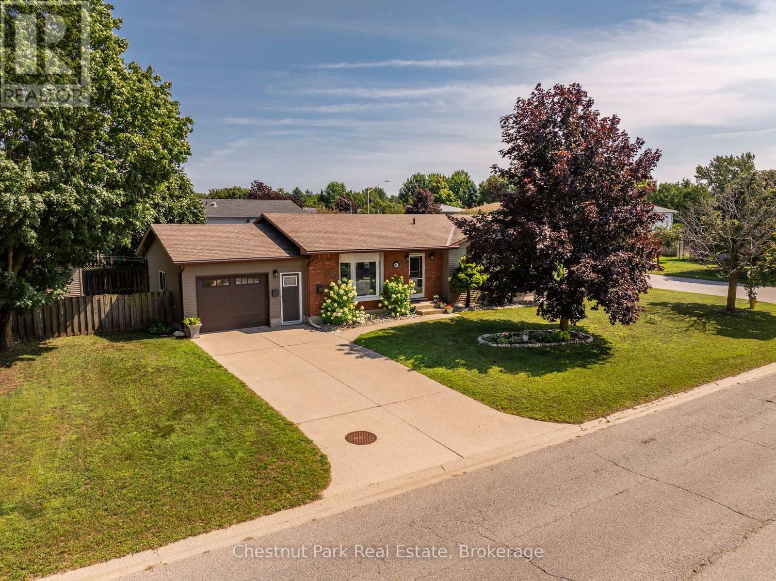 861 Arlington Street, Saugeen Shores, Ontario N0H 2C4 - Photo 1 - X13735614