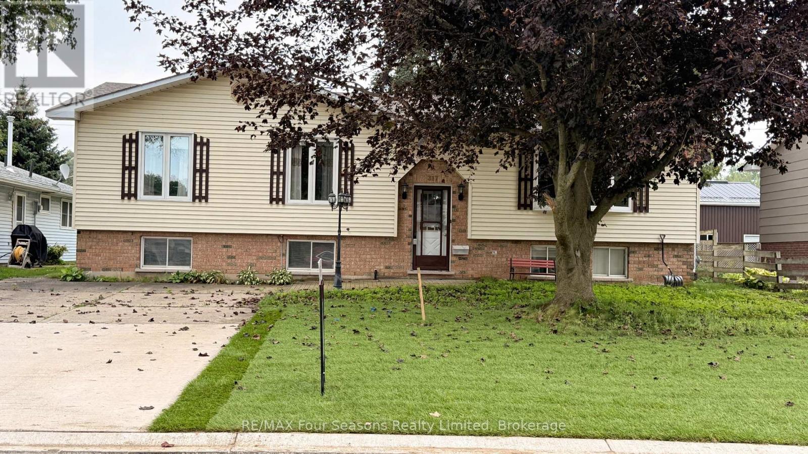 317 Bricker Street, Saugeen Shores, Ontario N0H 2C1 - Photo 1 - X13739806