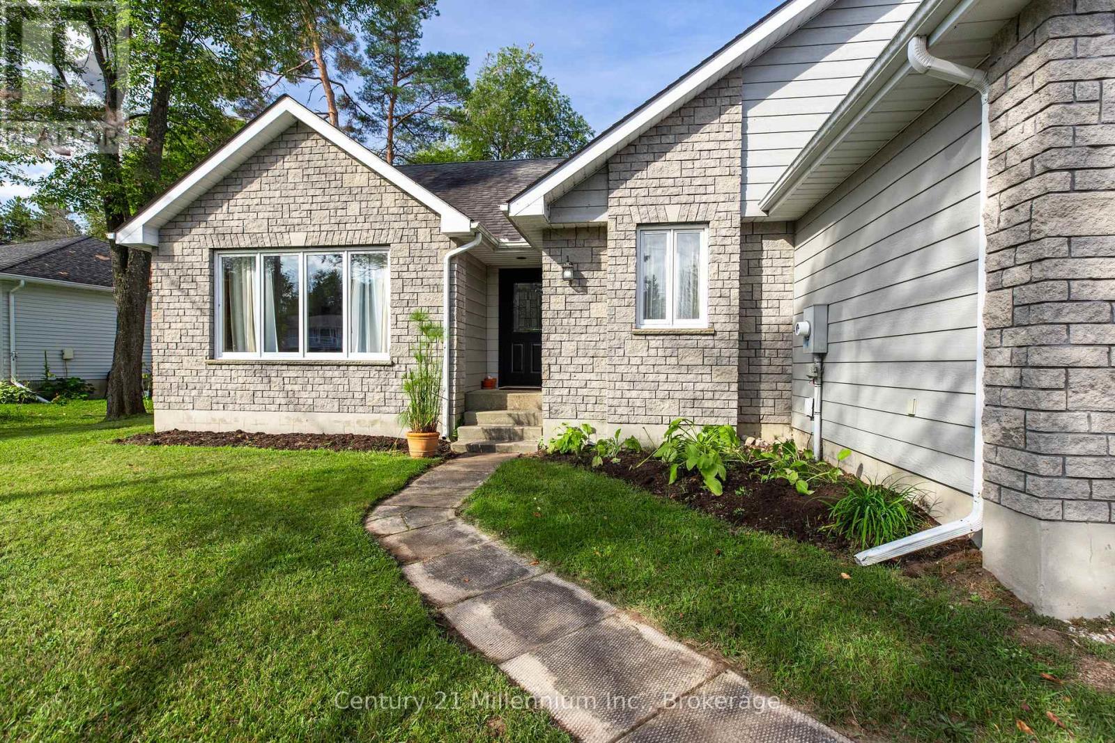 103 Dorena Crescent, South Bruce Peninsula, Ontario N0H 2G0 - Photo 2 - X13819334