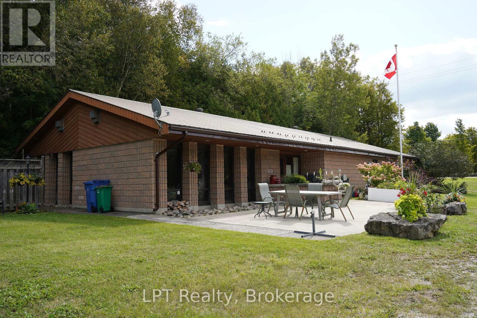 401297 Grey Road 17, Georgian Bluffs, Ontario N0H 2T0 - Photo 1 - X13884358