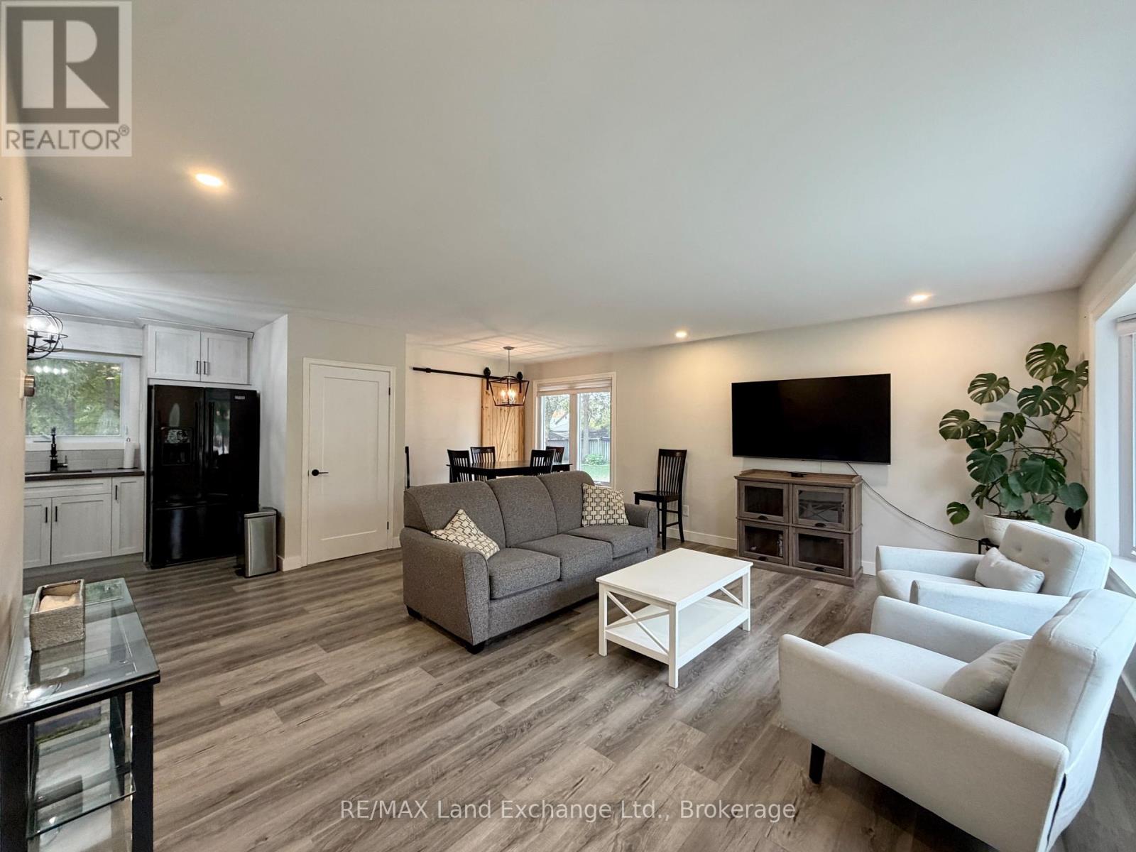 622 River Street, Saugeen Shores, Ontario N0H 2C3 - Photo 3 - X14082668